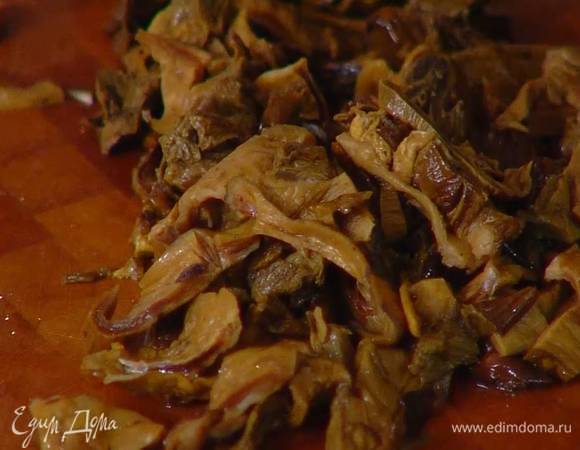 Сухие грибы залить горячей водой и дать постоять, затем отжать, сохранив воду, и порезать не очень мелко.