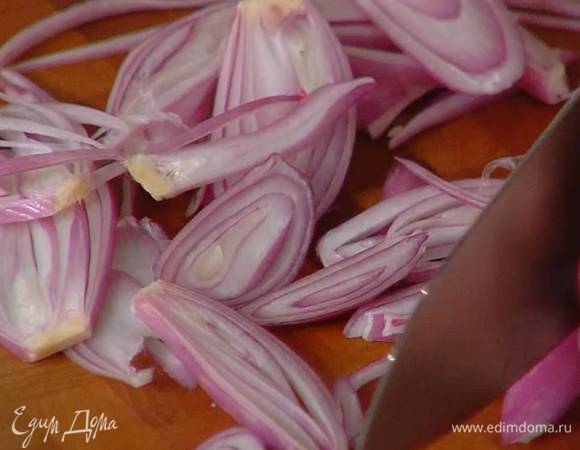 Лук-шалот почистить и нарезать тонкой соломкой.