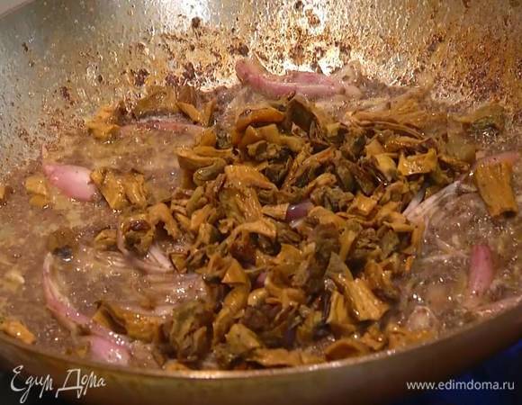 Шумовкой переложить обжаренные почки на тарелку, так чтобы выделившийся соус остался на сковороде, выложить в нее лук (если нужно, добавить немного сливочного масла), добавить грибы, листья с 2–3 веточек тимьяна, лавровые листья, все посолить, поперчить и перемешать.