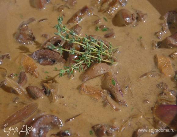 Готовые почки переложить в глубокое блюдо и украсить оставшимся тимьяном.