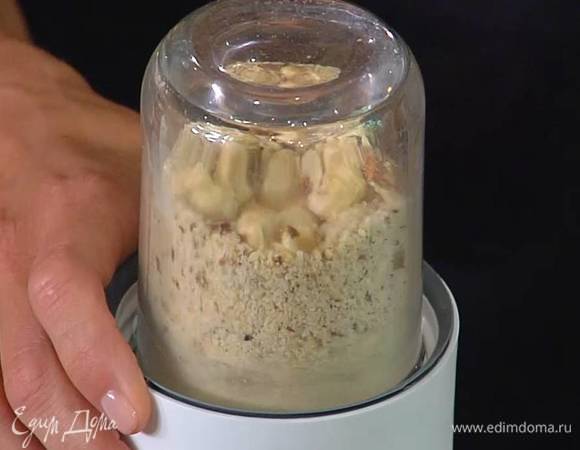 Фундук измельчить в блендере в муку.