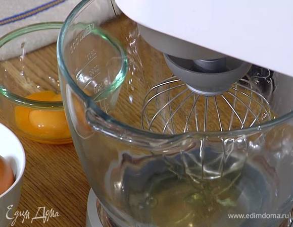 Белки отделить от желтков.