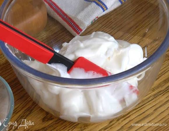 В чаше комбайна соединить яичные белки с солью, взбить все насадкой-венчиком и, не выключая комбайна, ввести в белки треть сахара, затем небольшими порциями всыпать еще треть сахара, немного взбить и переложить в другую посуду.