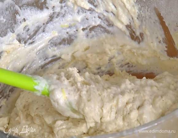 Взбитые белки перемешать с цедрой лимона и творожной массой.