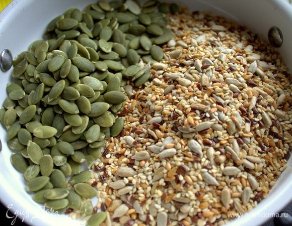 У меня была готовая смесь разных семечек (60 г) и отдельно тыквенные семечки.