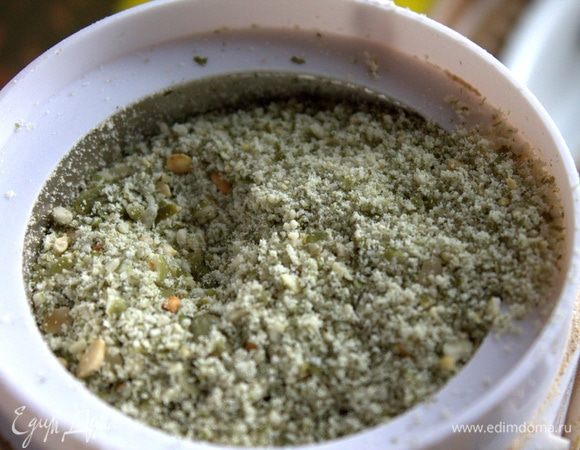 Пемолоть тыквенные семечки в кофемолке.