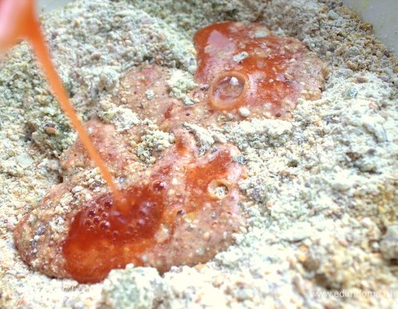 Влить частями стакан томатного сока и оливковое масло. Посолить, если томатный сок без соли.