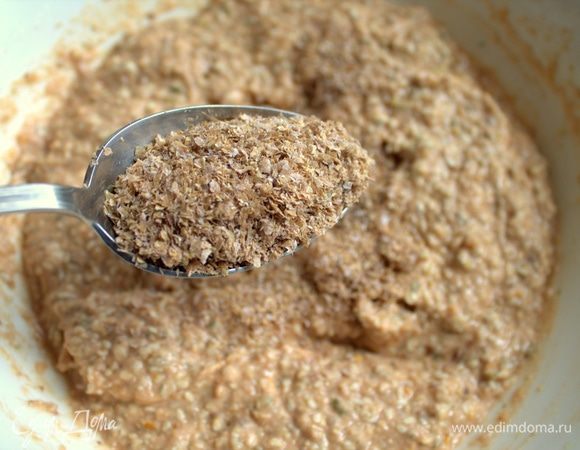 Смешать состав и дать постоять минут 5. Если чувствуете, что масса не особо схватилась и будет долго запекаться, добавьте ложку-две отрубей.