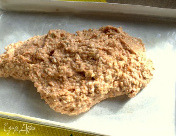 Распределить массу по дну формы. Пергамент лучше смазать маслом для страховки.