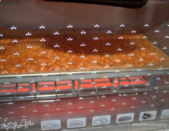 Поставить в духовку или в электрическую печь, как у меня, минут на 10 при температуре 210°C (возможно, в духовке испекутся быстрее).