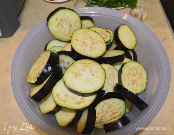 Баклажаны помыть, нарезать кружочками.