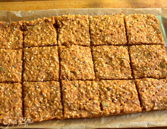 Снимаем лопаткой с бумаги и кладем на тарелку.