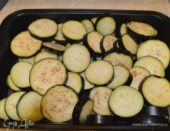 Посолить, хорошо перемешать и оставить на 1–1,5 часа. Так баклажаны выделят сок, и из них уйдет горечь. Соли у меня ушло 2 ст. л.