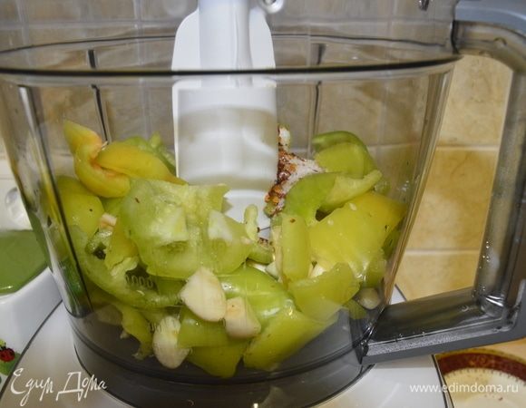 Перцы помыть, нарезать кусками и измельчить блендером. Туда же добавить соль, сахар, чеснок и перец хлопьями.