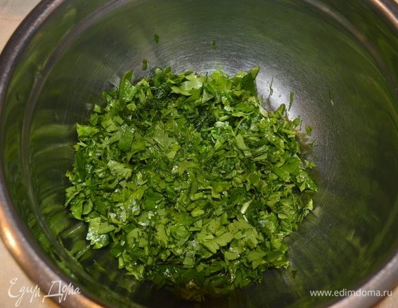 Нарезать зелень ножом. Положить в отдельную миску.