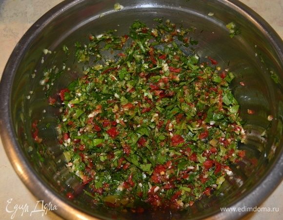 К зелени добавить все, что было в блендере, перемешать. Получается такой соус.
