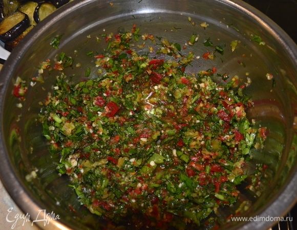 В соус добавить уксус, перемешать.