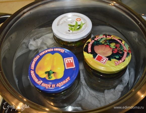 Закрыть банки. Отправить стерилизоваться в кастрюлю. На дно кастрюли положить тряпку или полотенце, чтобы банки не лопнули, на полотенце — банки. После этого налить воду.