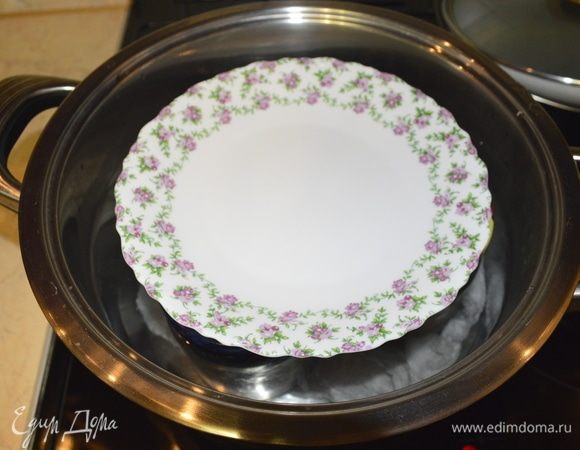 Включить плиту, на банки положить тарелку и стерилизовать 10 минут (кипятить в воде).