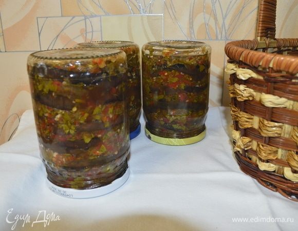 После этого сдостать банки из кастрюли, закатать, перевернуть, укутать и положить в теплое место до полного остывания. После убрать банки в место их хранения.