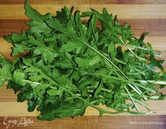 Руколу помыть, просушить и выложить на большую плоскую тарелку.