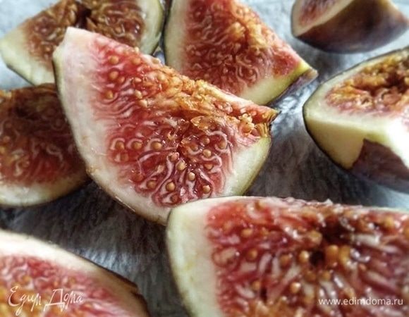 Инжир и лимон нарезать на четвертинки. Грецкие орехи немного измельчить. Сыр дор блю нарезать крупными кусочками.