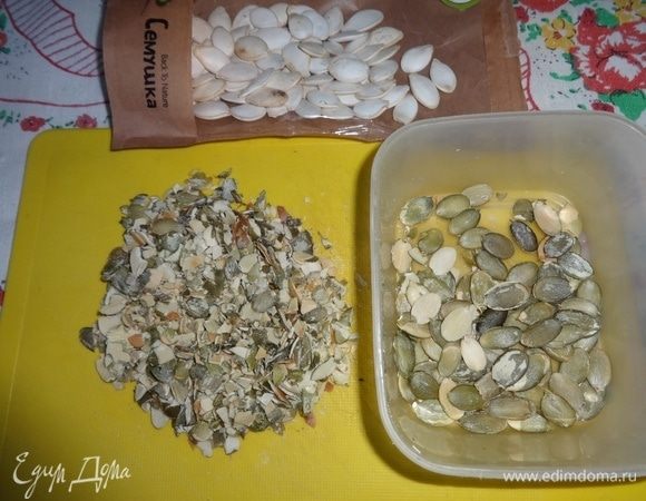 Тыквенные семечки от ТМ «Семушка» очистить. 1/3 часть семечек оставить целыми, остальные измельчить ножом.