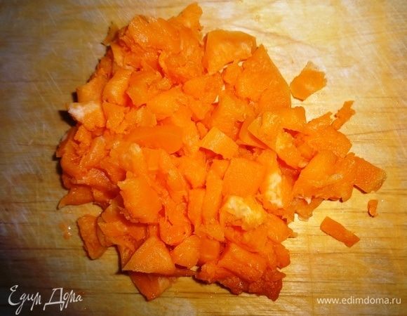 Тыкву очистить от кожуры, удалить семена и волокна, нарезать небольшими кусочками.