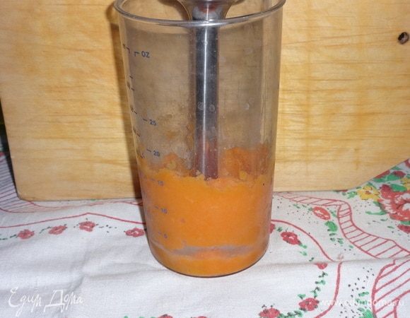 Измельчить тыкву блендером в пюре.