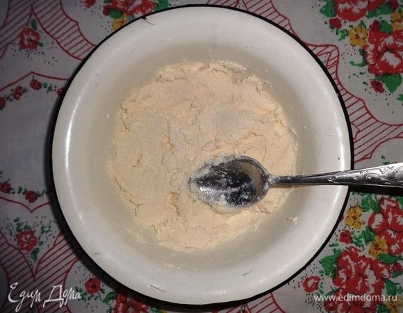 Сливочное масло растереть с сахаром. Добавить яйца, взбить до однородной массы.
