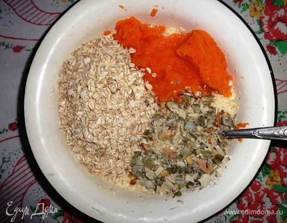 В яично-масляную смесь добавить овсяные хлопья, тыквенное пюре, измельченные тыквенные семечки, перемешать.