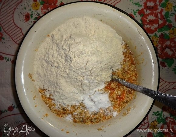 Всыпать муку и разрыхлитель и еще раз тщательно перемешать.
