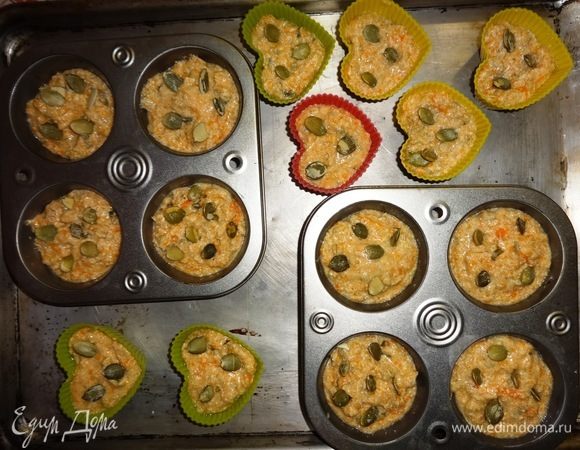Формочки с тестом поставить на противень и поместить в духовку, нагретую до 180 ͦ С, на 25–30 минут.