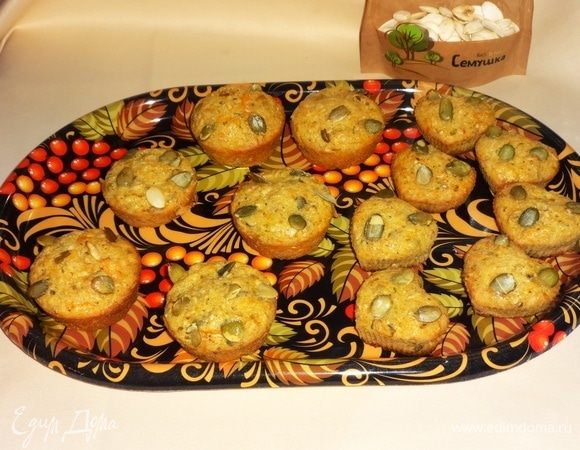 Готовые кексы вынуть из духовки, дать немного остыть. Вытащить из формочек, выложить на блюдо и подать к чаю или кофе. Угощайтесь! Всем приятного аппетита!