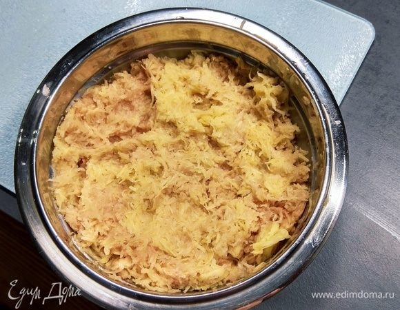 На мелкой терке натираем картофель. Через дуршлаг отжимаем лишнюю влагу.