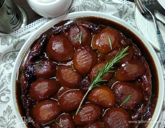 Наш тарт татен готов! Подаем его порционно, полив розмариновой карамелью. Можно еще соорудить сверху шапочку из взбитых сливок, как в оригинальном рецепте, и наслаждаться! Естественно, забыв, что есть такие страшные слова, как «калории», «углеводы» и «жиры». Приятного! Пусть вам просто будет вкусно!