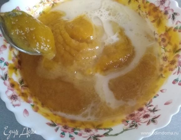 К еще теплому пюре добавить масло, мед и соль. Перемешать. Влить молоко. В запасе держу еще пару ложек, если тесто будет слишком густым.