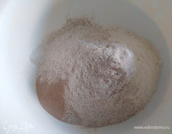 Просеять оба вида муки и дрожжи.