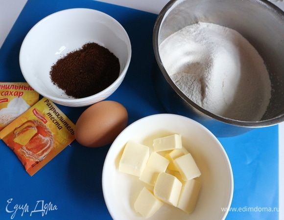 Приготовить ингредиенты для теста. Сливочное масло порезать на кусочки. Духовку разогреть до 180°C.