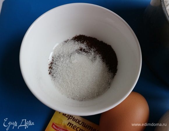 Зерна кофе смолоть, смешать с сахарным песком. Вскипятить небольшое количество воды. Добавить в кофе с сахаром кипяток (5 ст. ложек), пропустить через френч-пресс. Дать остыть. Для теста вам потребуется 3 столовых ложки крепкого кофе. Можно взять чуть меньше — 2,5 ст. л. крепкого кофе.