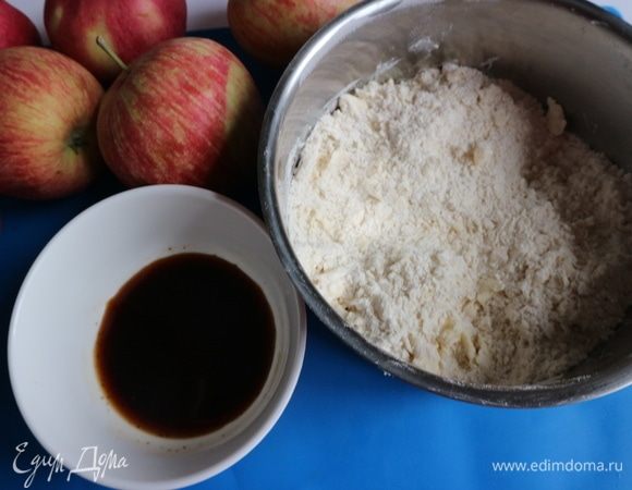 К просеянной с разрыхлителем муке (здесь мука из мягких сортов пшеницы тонкого помола) добавить ванильный сахар, сливочное масло, порубить, перемешать.