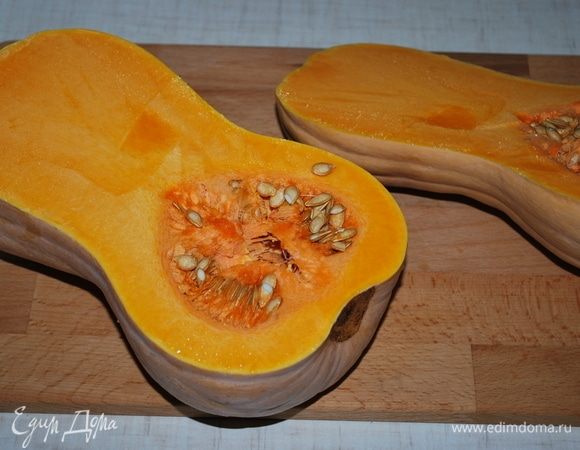 Тыкву лучше взять жестких и сладких сортов, очистить от кожуры.