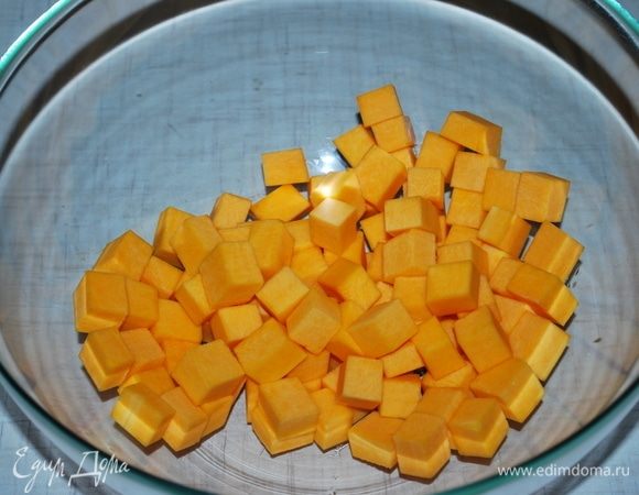 Нарезать тыкву кубиками примерно 1,5х1,5 см.