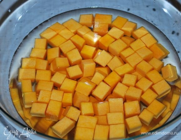 Воду и уксус смешать и залить подготовленную и нарезанную тыкву. Оставить настаиваться на 7–8 часов. Уксусная вода поможет тыкве окрепнуть, и она не будет развариваться при варке.