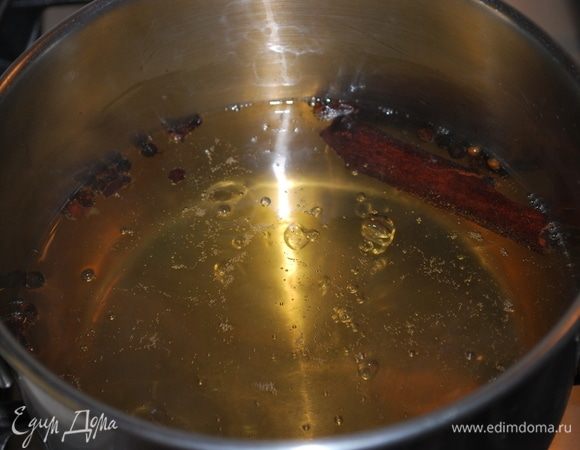 После того, как тыква настоится, слить с тыквы воду в кастрюлю, добавить специи (палочку корицы, душистый перец, гвоздику, черный перец) и проварить 10 минут, добавить сахар и соль.