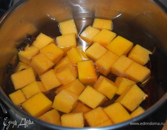 В кипящий сироп партиями опускаем тыкву и варим 3–5 минут.