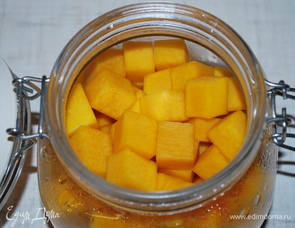 И в стерилизованную банку кладем проваренную партиями тыкву.