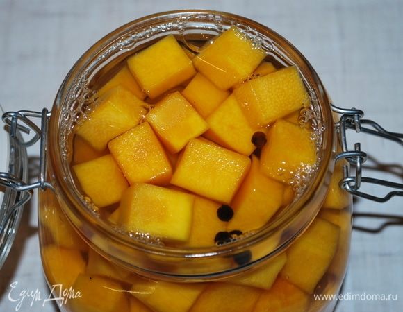 Заливаем горячим сиропом и закрываем крышкой. После остывания убираем банку в холод. Можно хранить при комнатной температуре, тогда банку с тыквой закрываем герметичными крышками.