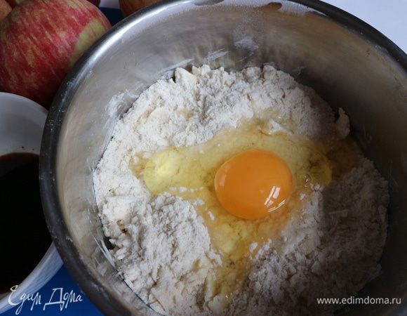 Добавить яйцо, перемешать (недолго) миксером или в комбайне.