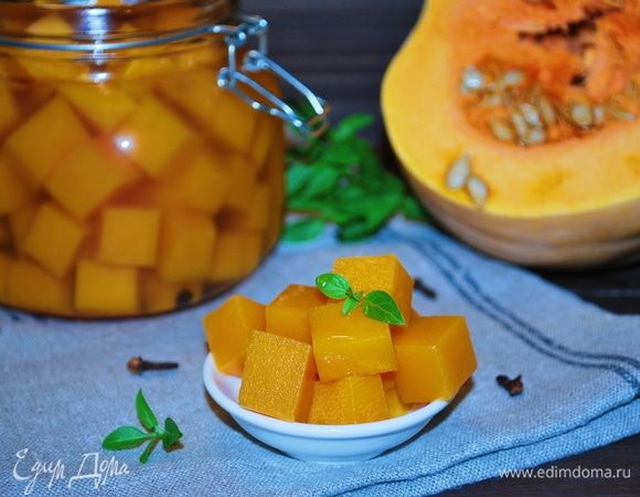 Маринованную тыкву подаем к мясу. Приятного аппетита.